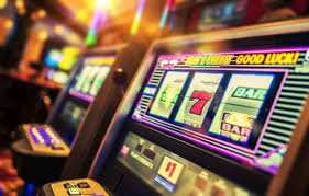 589 app Myanmar ဖုန်းဖြင့် Online Slots ကစားနေသော ကစားသူ